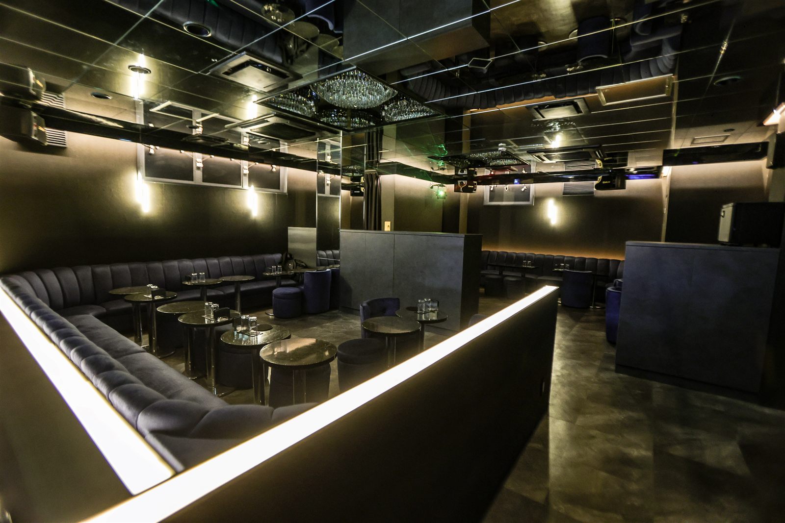 X8 -本店-の店内